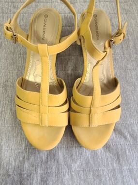 Giani Bernini Yellow T-Strap Sandals
